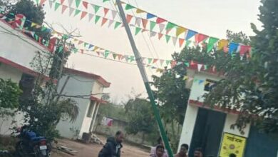 Photo of झंडा लगा पाइप हाईटेंशन तार में गिरा  करंट ने दो छात्राओं को लिया चपेट में ।