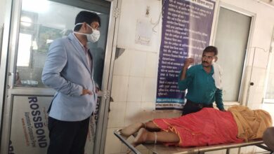 Photo of सड़क पर घायल पड़ी थी महिला, तहसीलदार ने पहुंचाया अस्पताल।