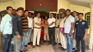 Photo of थाना प्रभारी प्रवीण सिंह राजपूत को थाना स्टाफ के व पत्रकारों ने दी विदाई।