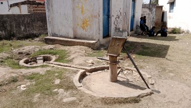 Photo of महीने भर से स्कूल प्रांगण का नल खराब पानी के लिए स्कूली बच्चे परेशान