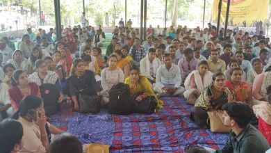 Photo of नियमितीकरण एवं वेतनमान निधारण करने के लिए मनरेगा कर्मचारियों द्वारा किया जा रहा है हड़ताल