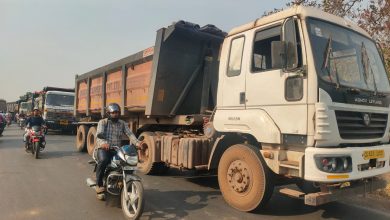 Photo of वेद परसदा में अनियंत्रित होकर ट्रेलर बिच सड़क पर पलटी, घंटों हो गए यातायात बाधित।