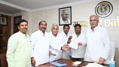Photo of पांच कांग्रेस के विधायक गण गुलाब कमरो, यु डी मिंज अरूण वोरा व अन्य द्वारा मान.cmको ज्ञापन दिया गया