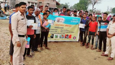 Photo of थाना कोटा के ग्राम सेमरिया में चलाया गया ग्रामीण जागरूकता अभियान।अभियान के दौरान पंचायत के करीबन सैकड़ों लोगों किया गया जागरूक।