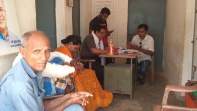 Photo of 1वर्ष बाद जांच, कोटा ब्लॉक के एक और राशन दुकान में गफलत, पीडीएस चावल में मिलावट की आशंका खाने से दूरी बना रहे ग्रामीण।