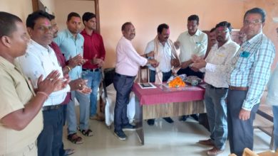 Photo of पशुधन विकास विभाग के ए.डी बांधडे का सेवानिवृत्त होने पर स्टाफ के लोगों ने दी विदाई