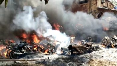 Photo of थाना परिसर में खड़ी गाड़ियों में लगी भीष्ण आग कई वाहन जलकर हुई खाक।