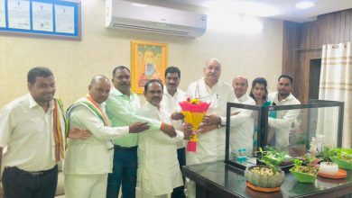 Photo of कृषि उपज मंडी समिति  के नवनियुक्त  पदाधिकारियों ने कृषि मंत्री  एवं  खनिज निगम के अध्यक्ष  से मुलाकात कर नियुक्ति के लिए आभार किए