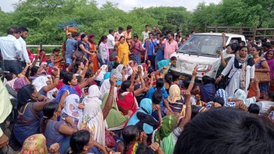 Photo of अपनी मांगों को लेकर रायपुर जा रहे हैं आंगनबाड़ी कार्यकर्ताओं को पुलिस ने रोका 2 घंटे तक यातायात बाधित।