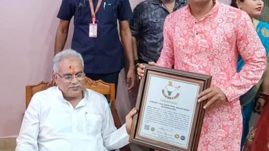 Photo of मुख्यमंत्री भूपेश बघेल ने अभिनेता अखिलेश पाण्डेय को इंडिया बुक ऑफ वर्ल्ड रिकॉर्ड का सर्टिफिकेट देकर किया सम्मानित।