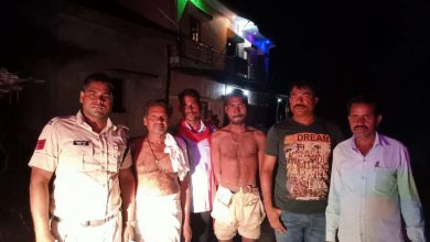 Photo of शौच के लिए नदी के तट पर गया था युवक, अचानक नदी में पानी का बहाव पड़ गया 4 घंटे तक फंसा रहा। पचपेड़ी पुलिस ने रेस्क्यू कर बचाया उसकी जान