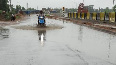 Photo of बरसात का पानी बाहर निकालने में एनएच के अधिकारियों को कोई रुचि नही,सर्विस रोड में नाली निर्माण नही होने से बेलतरा जलमग्न्