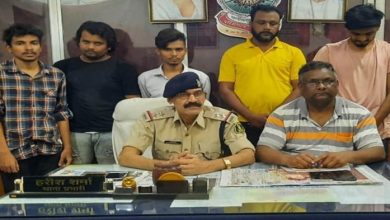 Photo of ट्रेन में लूट पांच आरोपी गिरफ़्तार , मुख्य सरगना अब भी फ़रार।