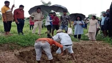 Photo of ग्राम पंचायत मनवा में पचपेड़ी पुलिस ने कब्र खोदकर निकलवाई लाश, फांसी लिए महिला को गुपचुप तरीके से कर दिया था परिजनों ने अंतिम संस्कार