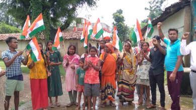 Photo of भारत माता की जय घोष के साथ “हमर तिरंगा” अभियान के तहत राष्ट्रप्रेम को मजबूत करने 300 लोगों को किया गया तिरंगा भेट,।