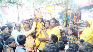 Photo of जगह जगह पर  मटकी फोड़ते निकली मस्तूरी मे यदुवंशियों की टोली