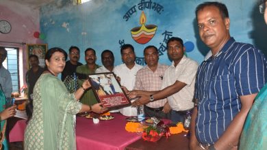 Photo of पुरुस्कार से प्राप्त राशि 21हजार को शाला के विकास हेतु शाला परिवार को भेंट कर दिया