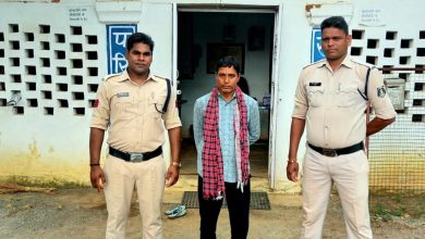 Photo of शास प्राथ.शाला घुर्वाकारी के सामने में अवैध रूप से कच्ची शराब बेच रहे पन्ना लाल महिलागें गिरफ्तार।