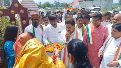 Photo of प्रदेश उपाध्यक्ष जायसी के निवास पहुंचे प्रदेश प्रभारी पी एल पुनिया ,प्रदेश अध्यक्ष मोहन मरकाम ,मंत्री शिव डहरिया ।प्रदेश उपाध्यक्ष प्रेमचंद जायसी के घर वालों ने पूजा की थाली के साथ फूल माला तिलक से किया सबका स्वागत।