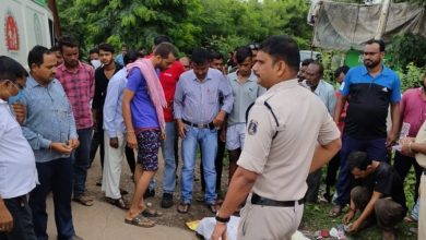 Photo of मेटाडोर की टक्कर से पुजारी की मौत 92 वर्षीय बुजुर्ग मां बेटे की मौत की खबर से पुरी तरह से अंजान।