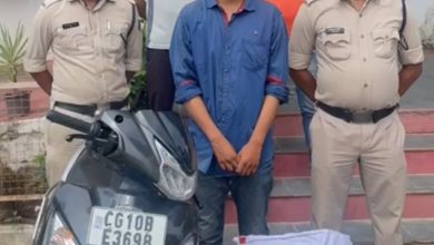 Photo of एक्टिवा में गांजा लेकर बेचने के फिराख में घूम रहा था युवक चढ़ा पुलिस के हत्थे।