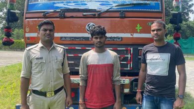 Photo of चोरी का संदेह पर कबाड़ से भरे माजदा को पुलिस ने किया जप्त एक आरोपी गिरफ्तार।