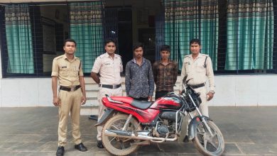 Photo of मोटरसाइकिल चोरी कर बेचने के फिराक में घूमते दो आरोपी गिरफ्तार।