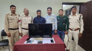 Photo of *◆ # क्रिकेट सत्ता रेड कार्यवाही*  *◆  क्रिकेट मैच के दौरान मोबाइल फोन के माध्यम से सट्टा- संचालित करते 01 सटोरिया गिरफ्तार।*  *◆ लाखो की सट्टा पट्टी सहित 22020 रु नगदी एवं 01 स्मार्ट टीवी, 5 नग मोबाइल, 01 केलकुलेटर, 04 नग पेन, सट्टा पर्ची 3 पेज।*  *◆ACCU एवं थाना सकरी टीम की संयुक्त कार्यवाही।*  *विवरण :-*  वरिष्ठ पुलिस अधीक्षक महोदया श्रीमती पारुल माथुर द्वारा बिलासपुर के समस्त पुलिस राजपत्रित अधिकारियों एवं थाना प्रभारियों सहित प्रभारी एंटी क्राइम एवं साइबर यूनिट को Iक्रिकेट मैच 2022 के सीजन में क्रिकेट मैच के दौरान ऑनलाइन सट्टा संचालित करने वालों एवं कारोबार में संलिप्त लोगों की पतासाजी कर आवश्यक कार्यवाही करने के साथ क्रिकेट सट्टा के कारोबार पर प्रभावी रूप से अंकुश लगाने हेतु निर्देशित किया गया है।  इसी क्रम में आज दिनांक 25 अक्टूबर 2022 की *शाम* एंटी क्राइम एवं साइबर यूनिट टीम को सूचना प्राप्त हुई की थाना सकरी के अमेरी क्षेत्र में 01 व्यक्ति द्वारा मोबाइल फोन के माध्यम से सट्टा का संचालन कर रहा था। जिस पर श्री हरविन्दर सिंह प्रभारी एंटी क्राइम एवं साइबर तथा थाना प्रभारी सकरी को सटोरियों को रंगे हाथ पकड़ने आवश्यक दिशा निर्देश दिए। जिस टीम द्वारा अमेरी क्षेत्र में रेड कार्यवाही कर ऑस्ट्रेलिया Vs श्रीलंका के क्रिकेट मैच में फोन पर सट्टा संचालन करने वाले 01 सटोरिए को रंगेहाथ पकड़ा गया। जिसे कड़ाई से पूछताछ करने पर सटोरियों द्वारा अपने मोबाइल में क्रिकेट सट्टा संचालित करना स्वीकार किया। जिस पर सटोरियों को गिरफ्तार कर उनके कब्जे से 05 नग मोबाइल, 01 स्मार्ट टीवी ,  लाखो रुपये का सट्टा पट्टी, 01 केलकुलेटर, 04 नग पेन, सट्टा पर्ची 3 पेज, नगदी 22020 रुपए जप्त किया गया।  *गिरफ्तार आरोपी:-*  01- बजरंग श्रीवास पिता राजेश श्रीवास उम्र 30 वर्ष निवासी तिफरा सिरगिट्टी जिला बिलासपुर छत्तीसगढ़     *संपूर्ण कार्यवाही*  ACCU टीम प्रभारी निरीक्षक हरविंदर सिंह, सागर पाठक थाना प्रभारी सकरी , उप निरीक्षक अजय वारे , आरक्षक  हेमंत सिंह, दीपक उपाध्याय, गोविंद शर्मा, निखिल जाधव , विवेक राय, का महत्व योगदान रहा।