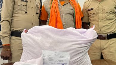Photo of गांजा तस्करी करने बन गया साधू बढ़ा लिया दाढ़ी , उड़िसा जाकर ले आया गांजा, पुलिस को लगी भनक दाढ़ी वाला साधु गिरफ्तार ।