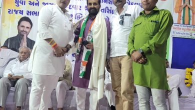 Photo of त्रिलोक श्रीवास कर रहे हैं गुजरात में कांग्रेस पार्टी के पक्ष में प्रचार (कांग्रेस के राष्ट्रीय नेता शक्ति सिंह गोहिल के साथ कांग्रेसी उम्मीदवारों के पक्ष में किया सभा।