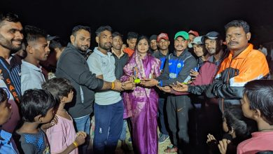 Photo of जिले के ग्राम सरिस्ताल में आयोजित क्रिकेट प्रतियोगिता में शामिल हुई जिपं सदस्य शीलू साहू।