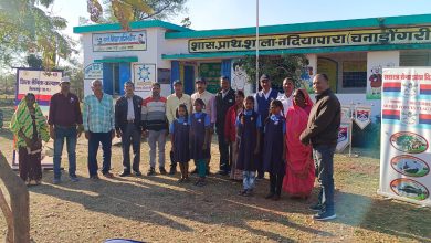 Photo of जिले में उत्साह से मनाया जा रहा है गौरव माह,कल्याण संयोजक ने प्रधान पाठक को सशस्त्र सेना ध्वज लगाकर किया सम्मानित।