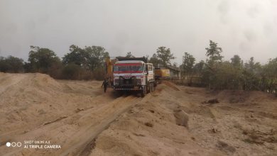 Photo of रेत का अवैध परिवहन जोरों पर,रेत से सोना निकाल रहे ठेकेदार के कर्मचारी।