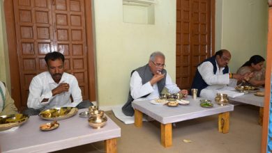 Photo of मुख्यमंत्री ने ग्राम खैरी निवासी किसान सम्बोध सिंगरौल के घर स्वादिष्ट छत्तीसगढ़िया भोजन का चखा स्वाद।