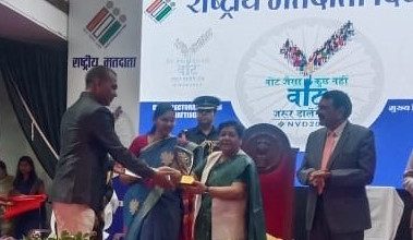 Photo of राज्यपाल ने किया तखतपुर तहसीलदार का सम्मान।