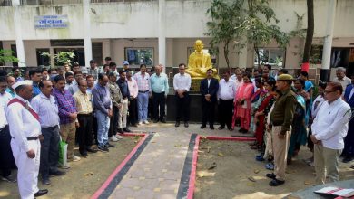 Photo of कलेक्टर कार्यालय में शहीदों की याद में रखा गया दो मिनट का मौन।