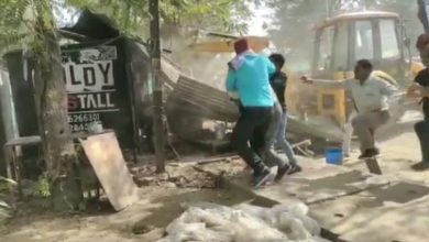 Photo of Video: निगम अफसर के उपर जानलेवा हमला अतिक्रमण कार्यवाही के दौरान उग्र हुआ युवक.
