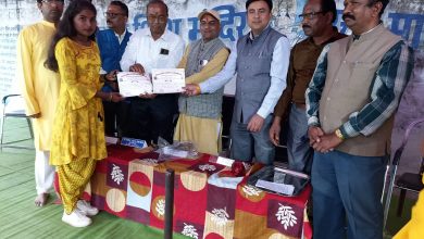 Photo of सरस्वती पूजन एवं विद्यारंभ संस्कार कार्यक्रम में विद्यालय के छात्राओं एवं अभिभावक माताओं के द्वारा निकाला गया  कलश यात्रा।