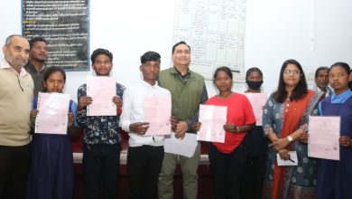 Photo of कमिश्नर डाॅ. अलंग ने किया तहसील कार्यालय का निरीक्षण ,बैगा जनजाति के बच्चों को वितरित किये जाति प्रमाण पत्र।