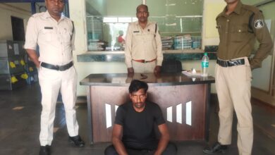 Photo of पति पत्नी की विवाद में पति ने काट दिया पत्नी के हाथ का पंजा ,फिर हो गया फरार – फरार आरोपी को पुलिस ने किया गिरफ्तार। VIDEO