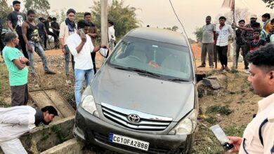 Photo of वाहन चेकिंग देख कर इनोवा कार चालक का था भागने के फिराक ,जा घुसा नाली में कार की तलाशी लेने पर निकला नोटों का गड्डी ।
