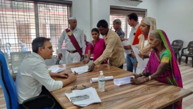 Photo of कलेक्टर ने जनदर्शन में सुनी ग्रामीणों और किसानों की समस्याएं,लगभग 300 लोगों ने कलेक्टर से मुलाकात कर दिया आवेदन।
