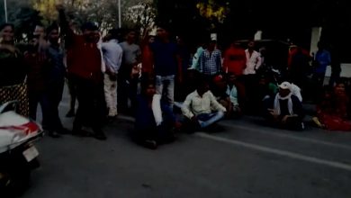 Photo of जेल में निरुद्ध कैदी की अस्पताल में हुई मौत,परिजनों ने शव सड़क पर रखकर किया चक्का जाम