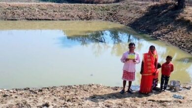 Photo of डबरी में मछली पालन कर कमा रहीं मुनाफा,आर्थिक मजबूती से बढ़ा आत्मविश्वास  मनरेगा से  बारात बाई की बंजर भूमि को मिला नया जीवन।