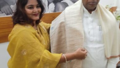 Photo of समाजसेवी महिला ने नेताओ की उड़ा दी नींद.गाँव की समस्याओ को निबटाने में महिला हर कदम आगे.राजनितिक समीकरण बिगाड़ा महिला ने