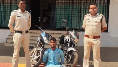 Photo of मोटरसाइकिल चोरी कर बिक्री करने ग्राहक तलाश कर रहा आरोपी चढ़ा पुलिस के हत्थे।