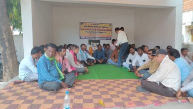 Photo of शासकीयकरण की मांग को लेकर कोटा जनपद पंचायत के सामने हड़ताल पर बैठे 103 पंचायतों के पंचायत सचिव VIDEO… ।