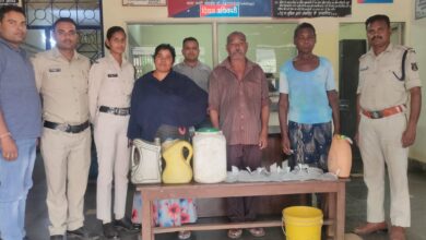 Photo of अवैध महुआ शराब रखकर बिक्री करने वाले एक महिला सहित 03 आरोपीयों को कोटा पुलिस ने किया गिरफ्तार।