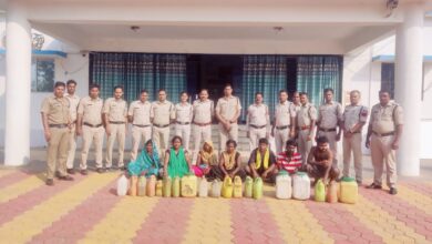 Photo of अवैध महुआ शराब रखकर बिक्री करने वाले 4 महिला सहित 07 आरोपी गिरफ्तार, आरोपियों के कब्जे से 116 लीटर महुआ शराब जप्त। नाग लोक में घुसी पुलिस ।