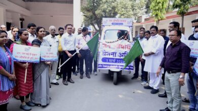 Photo of जिला पंचायत अध्यक्ष अरुण सिंह चौहान और कलेक्टर ने जनचेतना रथ को दिखाई हरी झंडी.।